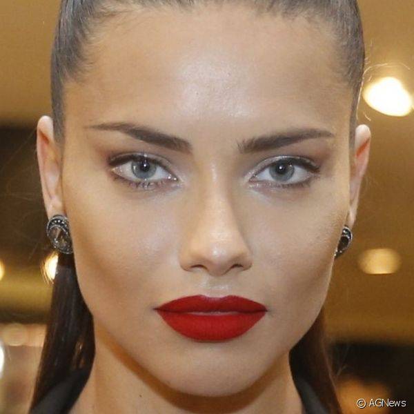 A top Adriana Lima deixou os lábios vermelhos como protagonista da make durante um evento de moda no Rio de Janeiro